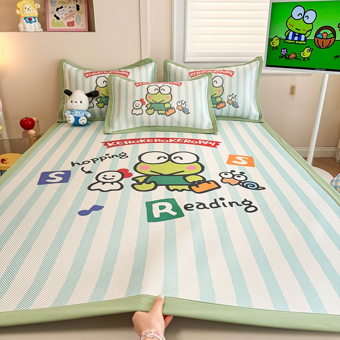 91家纺网 家纺一手货源 找家纺 蓝邻 2025春夏新款正版三丽鸥600D冰藤大版数码印花凉席-场景一 三眼蛙