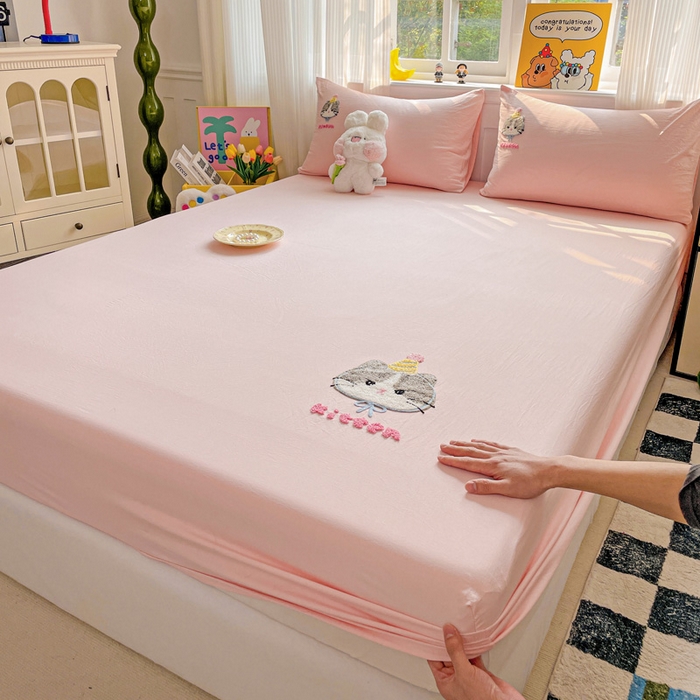 91家纺网 家纺一手货源 找家纺 港岛妹妹 2025春夏新款卡通毛巾绣床笠 个性猫咪