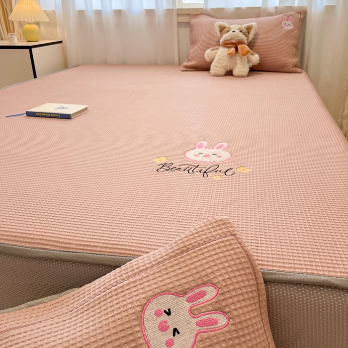 91家纺网 家纺一手货源 找家纺 雅居纺家纺 2025新款A类加厚三明治底华夫格绣花凉感席 床笠款-幸福兔