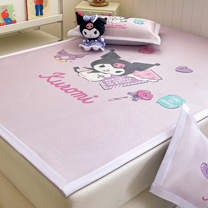 91家纺网 家纺一手货源 找家纺 蓝邻 2025春夏新款正版三丽鸥600D冰藤大版数码印花凉席-场景二 糖果库洛米