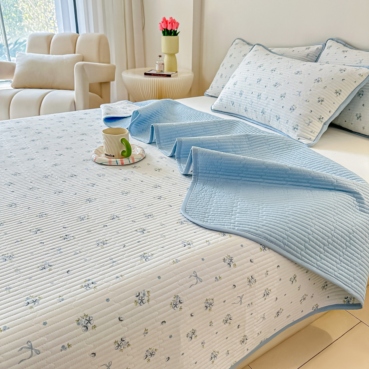 91家纺网 家纺一手货源 找家纺 橘夏家纺2025爆款棉感珍珠绸印花床盖三件套 木棉蝶花--晴空蓝