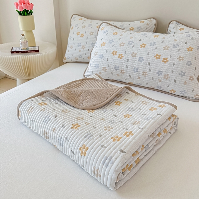 91家纺网 家纺一手货源 找家纺 橘夏家纺2025爆款棉感珍珠绸印花床盖三件套 朵朵花林--奶咖