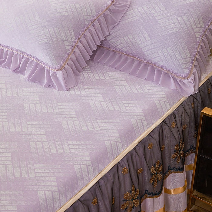 91家纺网 家纺一手货源 找家纺 情恒家纺   2025新款提花PE海洋丝可脱卸床裙席三件套 城市剪影 魅紫