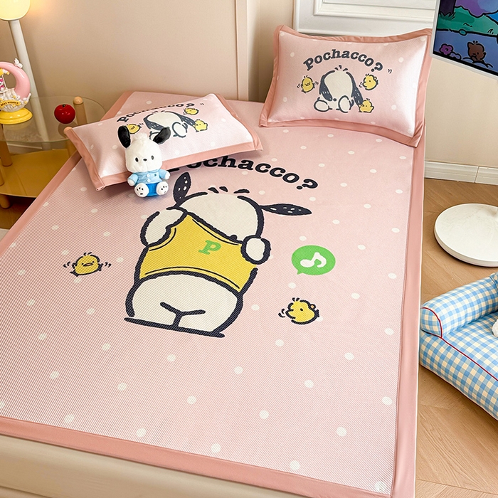 91家纺网 家纺一手货源 找家纺 蓝邻 2025春夏新款正版三丽鸥600D冰藤大版数码印花凉席-场景一 萌萌帕恰狗