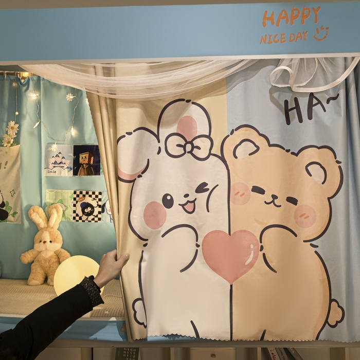 91家纺网 家纺一手货源 找家纺 觅妮家纺 2025新款99%强遮光涂银涂层大版数码印花宿舍学生床帘蚊帐 恋爱季节