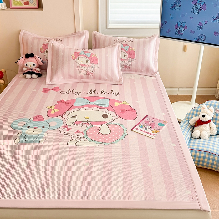 91家纺网 家纺一手货源 找家纺 蓝邻 2025春夏新款正版三丽鸥600D冰藤大版数码印花凉席-场景一 爱心美乐蒂