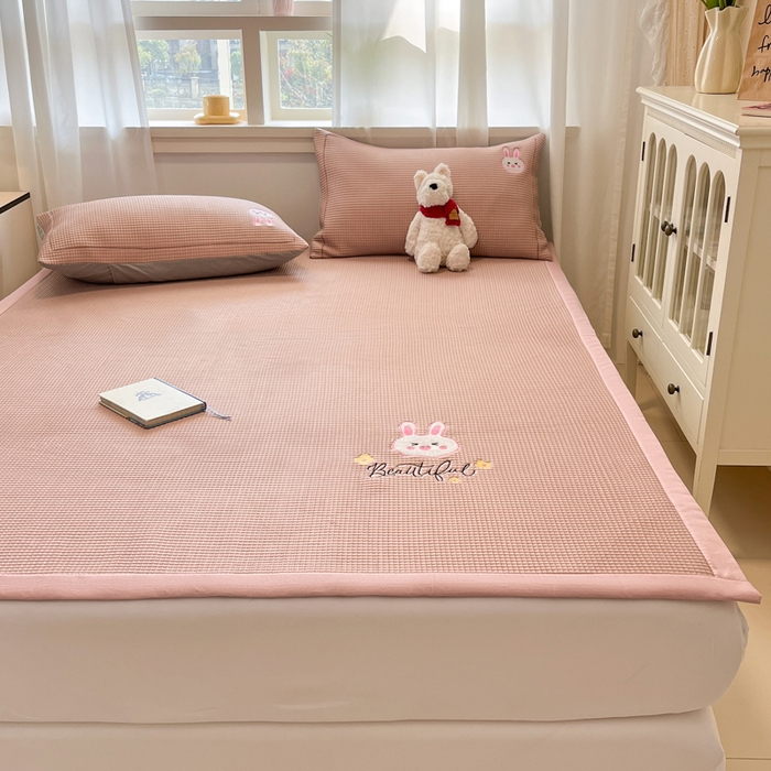 91家纺网 家纺一手货源 找家纺 雅居纺家纺 2025新款A类加厚三明治底华夫格绣花凉感席 床席款-幸福兔