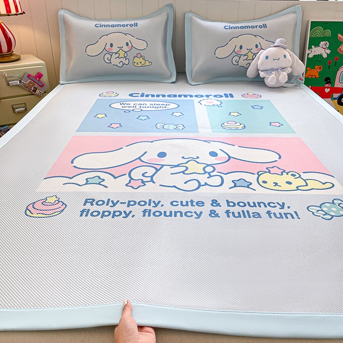 91家纺网 家纺一手货源 找家纺 蓝邻 2025春夏新款正版三丽鸥600D冰藤大版数码印花凉席-场景二 淘气大耳狗