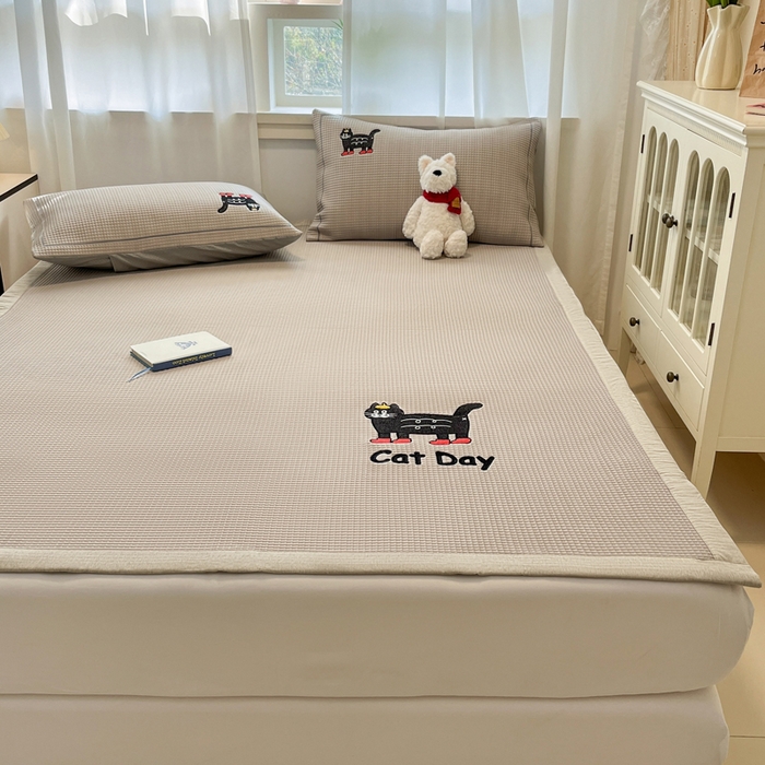 91家纺网 家纺一手货源 找家纺 雅居纺家纺 2025新款A类加厚三明治底华夫格绣花凉感席 床席款-喵喵