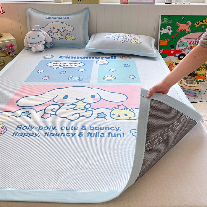 91家纺网 家纺一手货源 找家纺 蓝邻 2025春夏新款正版三丽鸥600D冰藤大版数码印花凉席-场景二 淘气大耳狗