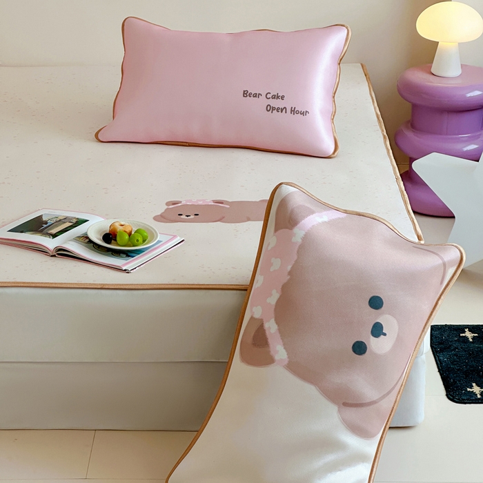 91家纺网 家纺一手货源 找家纺 如一2025A类ins大版数码卡通印花冰丝凉感席 粉粉熊-床笠-床笠