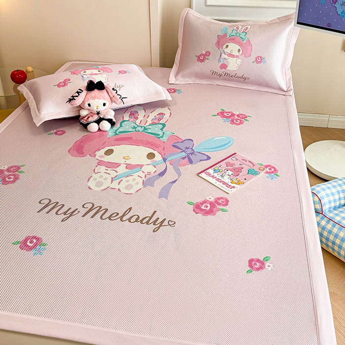 91家纺网 家纺一手货源 找家纺 蓝邻 2025春夏新款正版三丽鸥600D冰藤大版数码印花凉席-场景一 魔法美乐蒂