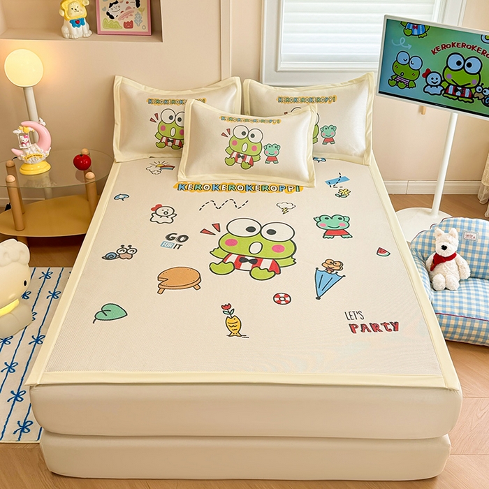 91家纺网 家纺一手货源 找家纺 蓝邻 2025春夏新款正版三丽鸥600D冰藤大版数码印花凉席-场景一 派队三眼蛙