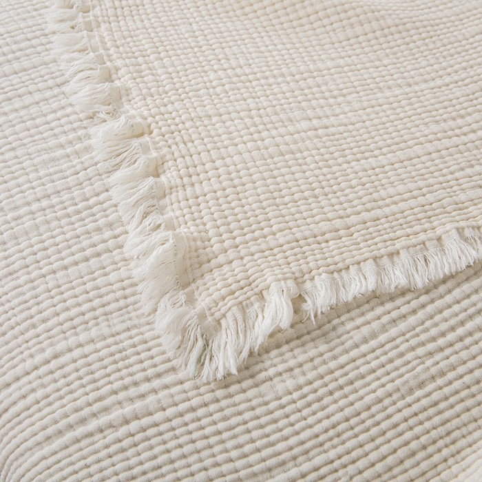 91家纺网 家纺一手货源 找家纺 皇寝世家家居 2025新款A类全棉针织四层纱苏流毯子沙发盖毯 午睡复古毛毯 静谧-奶白