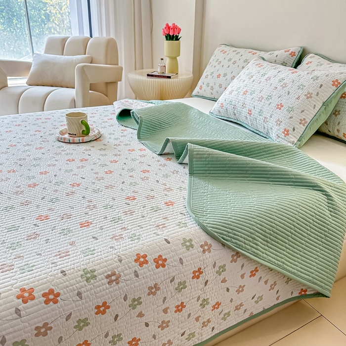 91家纺网 家纺一手货源 找家纺 橘夏家纺2025爆款棉感珍珠绸印花床盖三件套 朵朵花林--仙踪绿