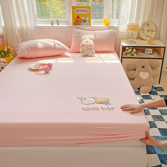 91家纺网 家纺一手货源 找家纺 海岛哥哥 2025春夏新款卡通毛巾绣床笠 兔兔的好朋友