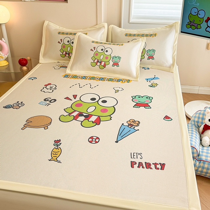 91家纺网 家纺一手货源 找家纺 蓝邻 2025春夏新款正版三丽鸥600D冰藤大版数码印花凉席-场景一 派队三眼蛙