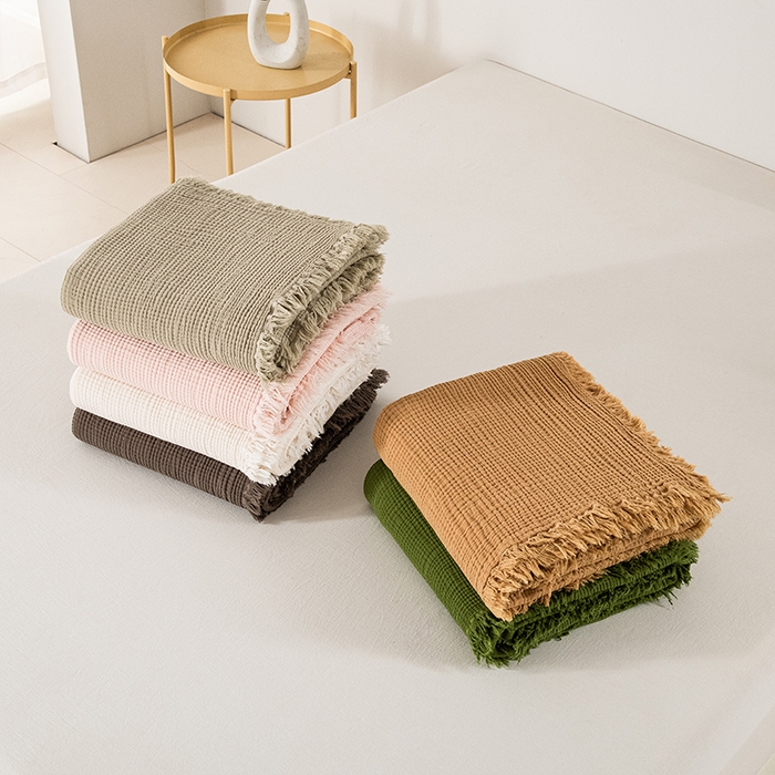 91家纺网 家纺一手货源 找家纺 皇寝世家家居 2025新款A类全棉针织四层纱苏流毯子沙发盖毯 午睡复古毛毯 组合图