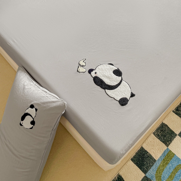 91家纺网 家纺一手货源 找家纺 海岛哥哥 2025春夏新款卡通毛巾绣床笠 顽皮熊猫-灰