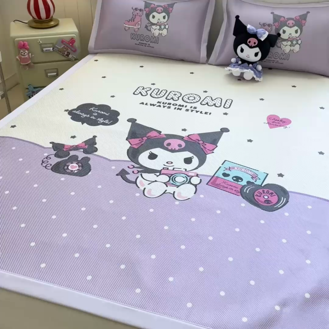 91家纺网 家纺一手货源 找家纺 蓝邻 2025春夏新款正版三丽鸥600D冰藤大版数码印花凉席-场景一 可爱库洛米