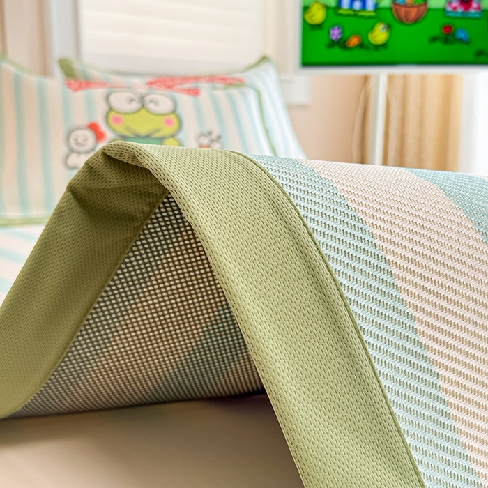 91家纺网 家纺一手货源 找家纺 蓝邻 2025春夏新款正版三丽鸥600D冰藤大版数码印花凉席-场景一 三眼蛙