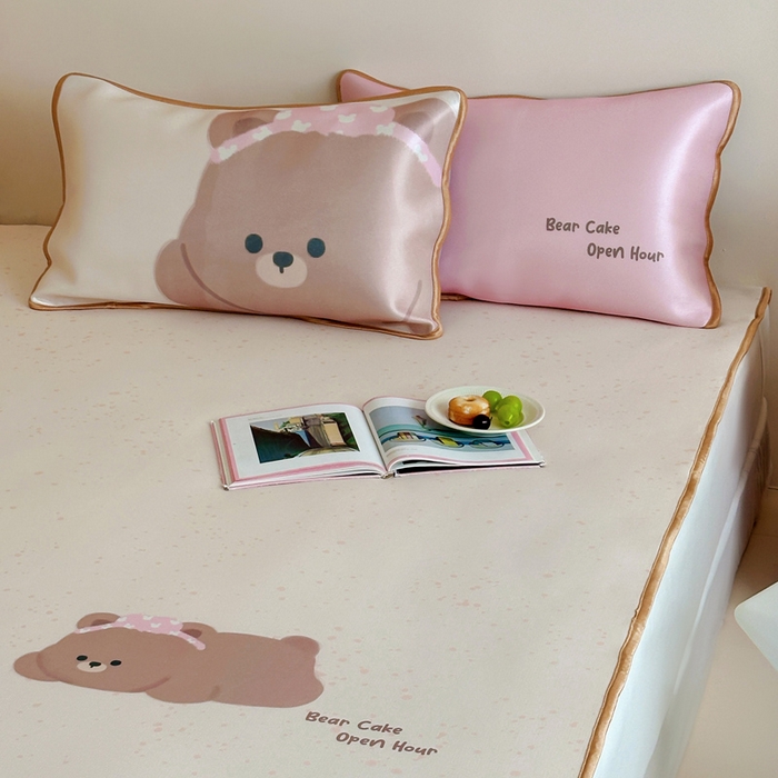 91家纺网 家纺一手货源 找家纺 如一2025A类ins大版数码卡通印花冰丝凉感席 粉粉熊-床笠-床笠