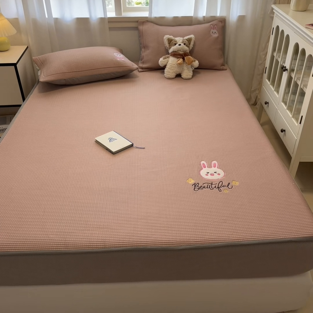 91家纺网 家纺一手货源 找家纺 雅居纺家纺 2025新款A类加厚三明治底华夫格绣花凉感席 床笠款-幸福兔