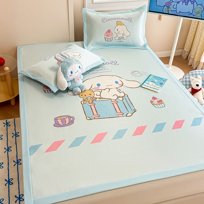 91家纺网 家纺一手货源 找家纺 蓝邻 2025春夏新款正版三丽鸥600D冰藤大版数码印花凉席-场景一 害羞玉桂狗