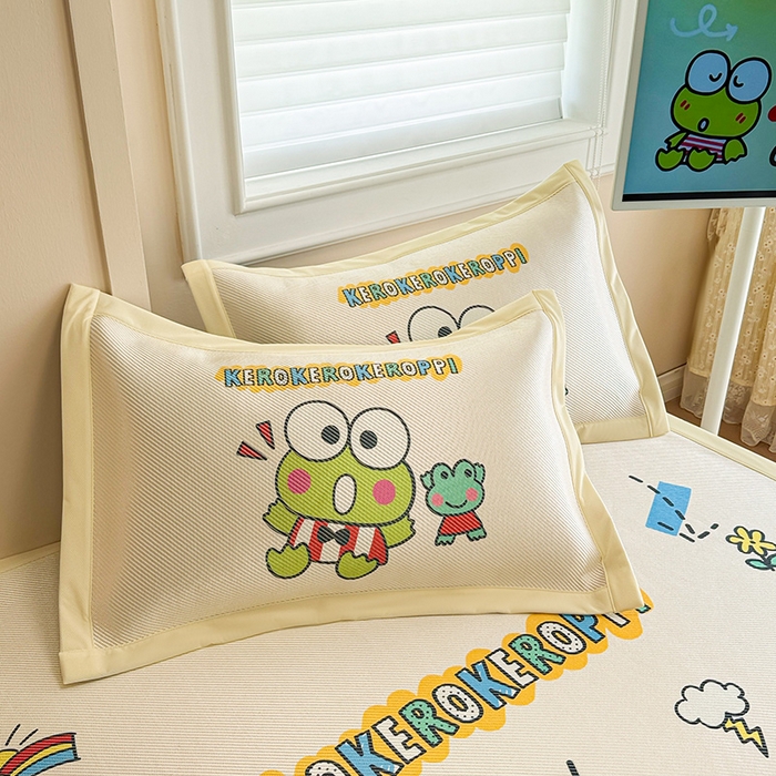 91家纺网 家纺一手货源 找家纺 蓝邻 2025春夏新款正版三丽鸥600D冰藤大版数码印花凉席-场景一 派队三眼蛙