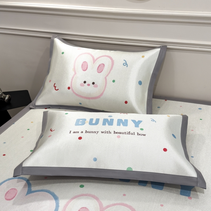 91家纺网 家纺一手货源 找家纺 倾慕  2025新款数码大版时尚卡通风冰藤席 BUNNY兔