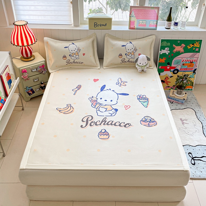 91家纺网 家纺一手货源 找家纺 蓝邻 2025春夏新款正版三丽鸥600D冰藤大版数码印花凉席-场景二 甜品帕恰狗