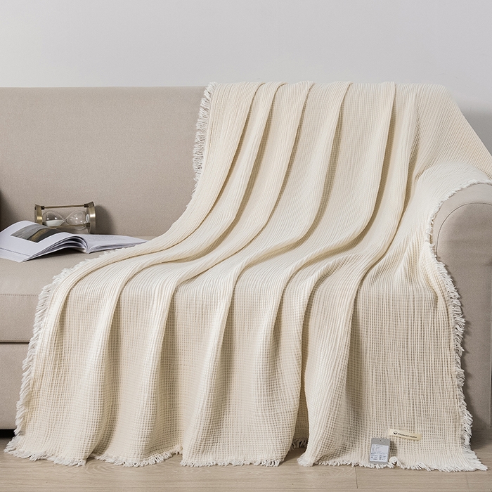 91家纺网 家纺一手货源 找家纺 皇寝世家家居 2025新款A类全棉针织四层纱苏流毯子沙发盖毯 午睡复古毛毯 静谧-奶白