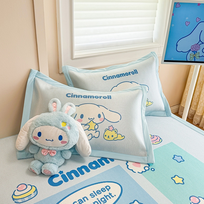 91家纺网 家纺一手货源 找家纺 蓝邻 2025春夏新款正版三丽鸥600D冰藤大版数码印花凉席-场景一 淘气大耳狗