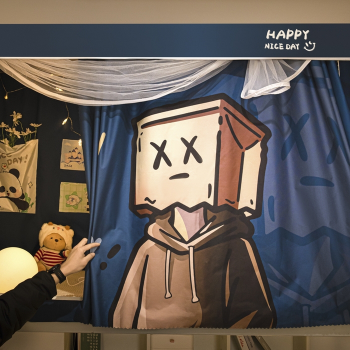 91家纺网 家纺一手货源 找家纺 觅妮家纺 2025新款99%强遮光涂银涂层大版数码印花宿舍学生床帘蚊帐 隐匿人