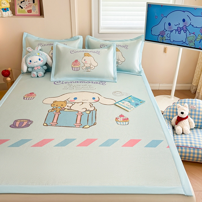 91家纺网 家纺一手货源 找家纺 蓝邻 2025春夏新款正版三丽鸥600D冰藤大版数码印花凉席-场景一 害羞玉桂狗