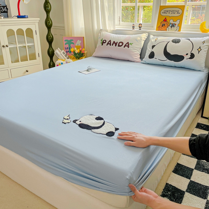 91家纺网 家纺一手货源 找家纺 海岛哥哥 2025春夏新款大版枕套毛巾绣床笠 大版顽皮熊猫蓝