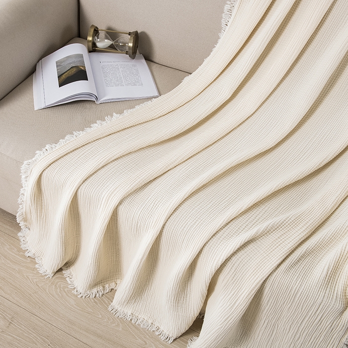 91家纺网 家纺一手货源 找家纺 皇寝世家家居 2025新款A类全棉针织四层纱苏流毯子沙发盖毯 午睡复古毛毯 静谧-奶白