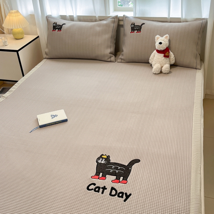 91家纺网 家纺一手货源 找家纺 雅居纺家纺 2025新款A类加厚三明治底华夫格绣花凉感席 床席款-喵喵