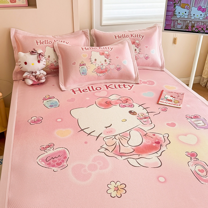 91家纺网 家纺一手货源 找家纺 蓝邻 2025春夏新款正版三丽鸥600D冰藤大版数码印花凉席-场景一 梦幻kitty猫