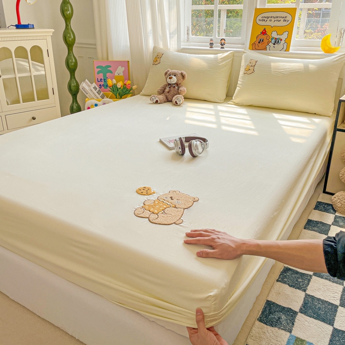 91家纺网 家纺一手货源 找家纺 海岛哥哥 2025春夏新款卡通毛巾绣床笠 小熊饼干-黄