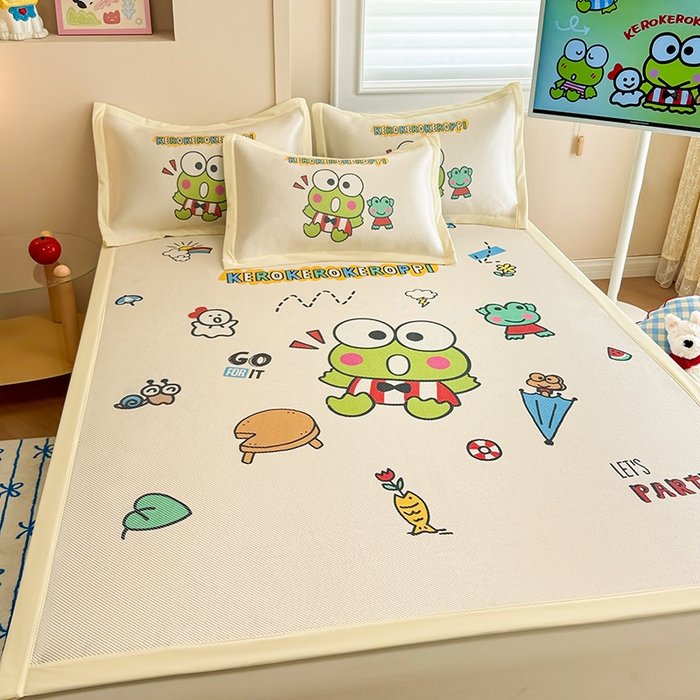 91家纺网 家纺一手货源 找家纺 蓝邻 2025春夏新款正版三丽鸥600D冰藤大版数码印花凉席-场景一 派队三眼蛙