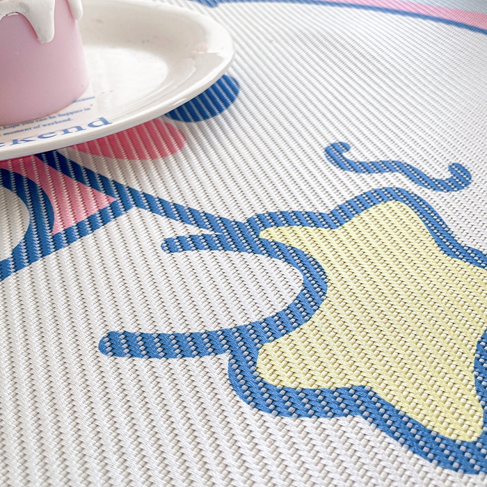 91家纺网 家纺一手货源 找家纺 蓝邻 2025春夏新款正版三丽鸥600D冰藤大版数码印花凉席-场景二 淘气大耳狗