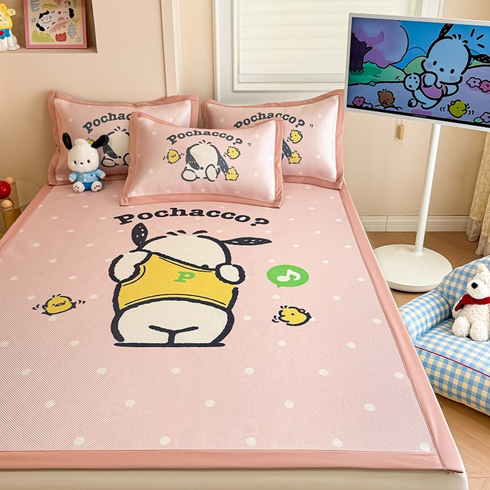 91家纺网 家纺一手货源 找家纺 蓝邻 2025春夏新款正版三丽鸥600D冰藤大版数码印花凉席-场景一 萌萌帕恰狗