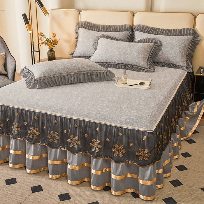 91家纺网 家纺一手货源 找家纺 情恒家纺   2025新款提花PE海洋丝可脱卸床裙席三件套 迷雾森林 星灰