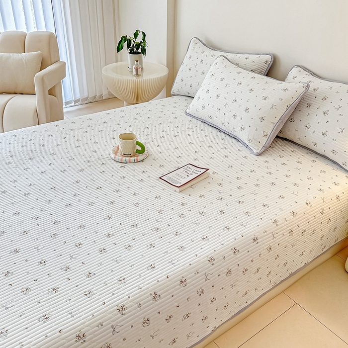 91家纺网 家纺一手货源 找家纺 橘夏家纺2025爆款棉感珍珠绸印花床盖三件套 木棉蝶花--雅韵灰