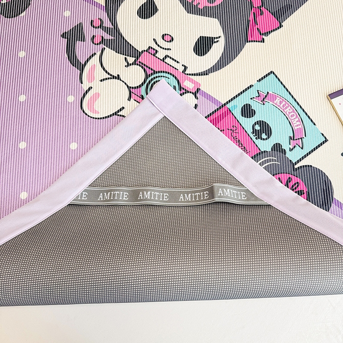 91家纺网 家纺一手货源 找家纺 蓝邻 2025春夏新款正版三丽鸥600D冰藤大版数码印花凉席-场景一 可爱库洛米