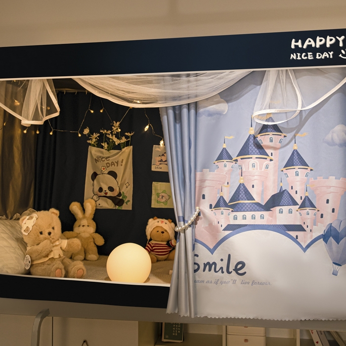 91家纺网 家纺一手货源 找家纺 觅妮家纺 2025新款99%强遮光涂银涂层大版数码印花宿舍学生床帘蚊帐 梦幻城堡