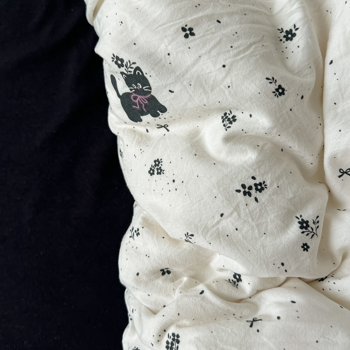 91家纺网 家纺一手货源 找家纺 罗亿家纺 罗亿家纺 2025新款软绵绵的双拼印花小清新云朵皱皱水洗棉四件套（含买家秀） 猫语日记