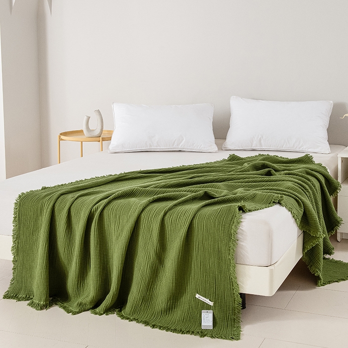 91家纺网 家纺一手货源 找家纺 皇寝世家家居 2025新款A类全棉针织四层纱苏流毯子沙发盖毯 午睡复古毛毯 静谧-海松色