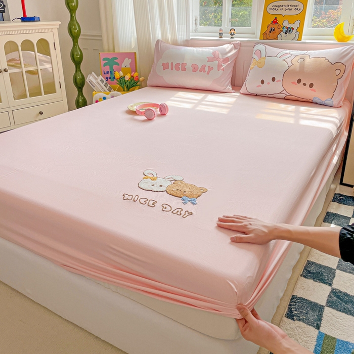 91家纺网 家纺一手货源 找家纺 海岛哥哥 2025春夏新款大版枕套毛巾绣床笠 大版兔兔的好朋友